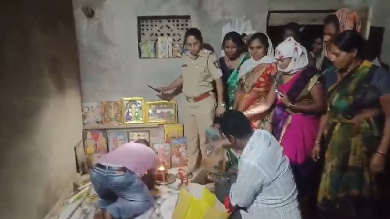 Watch Video: హవ్వా అపచారం!.. దేవుడి గదిలో సంపు వంటి నిర్మాణం.. తెరిచి చూడగా..