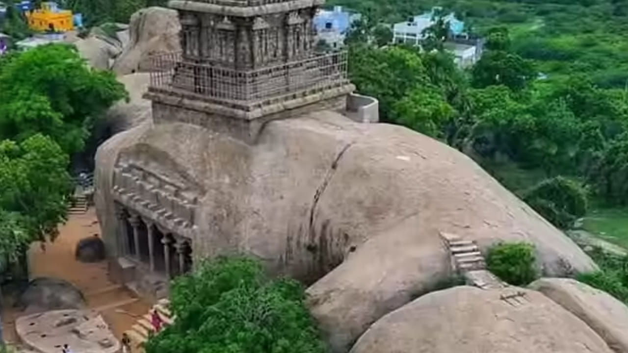 మహిషాసురమర్ధిని మంటపం: ఈ ఆలయాన్ని యమపురి అని కూడా పిలుస్తారు. పల్లవ రాజవంశం రాతి శిల్పాన్ని కలిగి ఉంది. ఈ ఆలయం ఉపరితలంపై శివుని శిల్పం ఉంది. మరొక శిల్పం దుర్గాదేవి అవతారమైన ఆదిశేషుడు గేదె తల గల రాక్షసుడి తలను నాశనం చేస్తున్నట్లు, విష్ణువు ఏడు తలల సర్పంపై విశ్రాంతి తీసుకుంటున్నట్లు వర్ణిస్తుంది. ఈ ఆలయానికి మరింత ప్రత్యేక ఆకర్షణగా నిలిచేది అజేయుడిగా పరిగణించబడే రాక్షసుడు మహిషాసురుడు, దుర్గాదేవి అవతారమైన మహిషాసురమర్ధిని దేవత మధ్య యుద్ధాన్ని వర్ణించే లోపలి చెక్కడాలు. ఈ ప్రదేశం మతపరమైన ప్రాముఖ్యతను పరిగణనలోకి తీసుకుంటే ఈ ఆలయానికి మహిషాసురమర్ధిని దేవి పేరు పెట్టారు. ఇది తమిళనాడులోని మహాబలిపురం లో ఉంది.