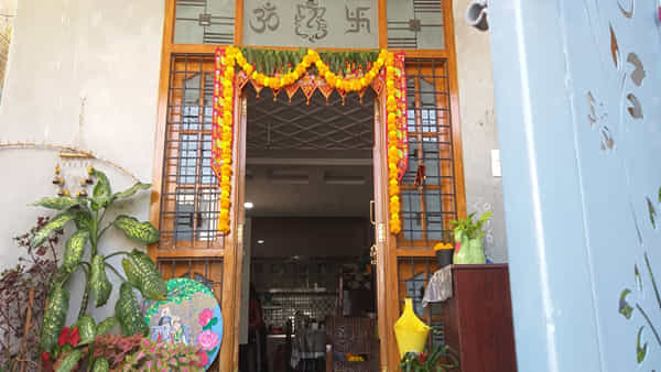 Vastu Tips: మీ ఇంటి మెయిన్డోర్ వద్ద ఇవి ఉంటే.. లక్ష్మీదేవి మీ ఇంట్లోనే కొలువై ఉంటుంది..!