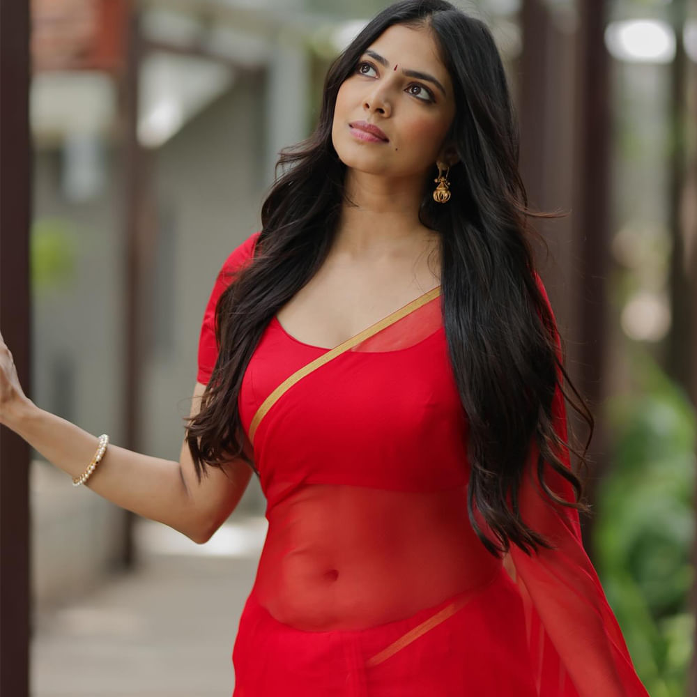 ఆ డైట్ ప్లాన్ శరీరంపై దుష్ర్పభావాలను కలిగిస్తుందని.. శక్తిలేకపోవడంతో చాలాసార్లు బలహీనంగా అనిపించిందని.. డాక్టర్ సైతం ఎప్పుడూ హైడ్రేటెడ్ గా ఉండాలని చెప్పారని.. తాను ఫాలో అయిన డైట్ మాత్రం అస్సలు పాటించవద్దని తెలిపింది. ప్రస్తుతం మాళవిక చేసిన కామెంట్స్ ఇప్పుడు నెట్టింట తెగ వైరలవుతున్నాయి. 