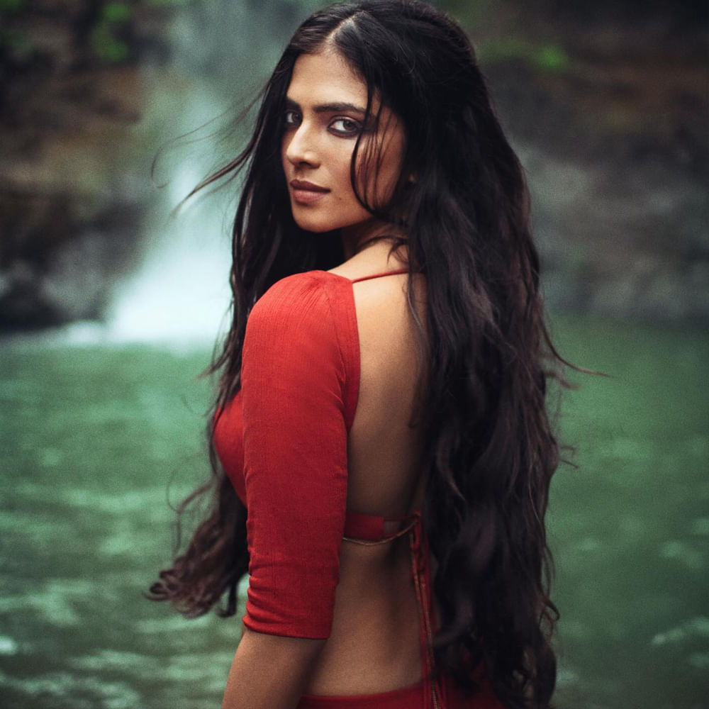 ప్రస్తుతం మాళవిక ప్రభాస్ జోడిగా రాజా సాబ్ చిత్రంలో నటిస్తుంది. హారర్ కామెడీ డ్రామాగా వస్తున్న ఈ సినిమాలో నిధి అగర్వాల్, రిద్ధి కుమార్ సైతం కీలకపాత్రలు పోషిస్తున్నారు. ఇటీవల విడుదలైన టీజర్ ఆకట్టుకుంది. అలాగే ఈ సినిమాపై ఇప్పటికే భారీ హైప్ నెలకొంది. ఈ మూవీతో మాళవిక తెలుగు తెరకు పరిచయం కాబోతుంది. 