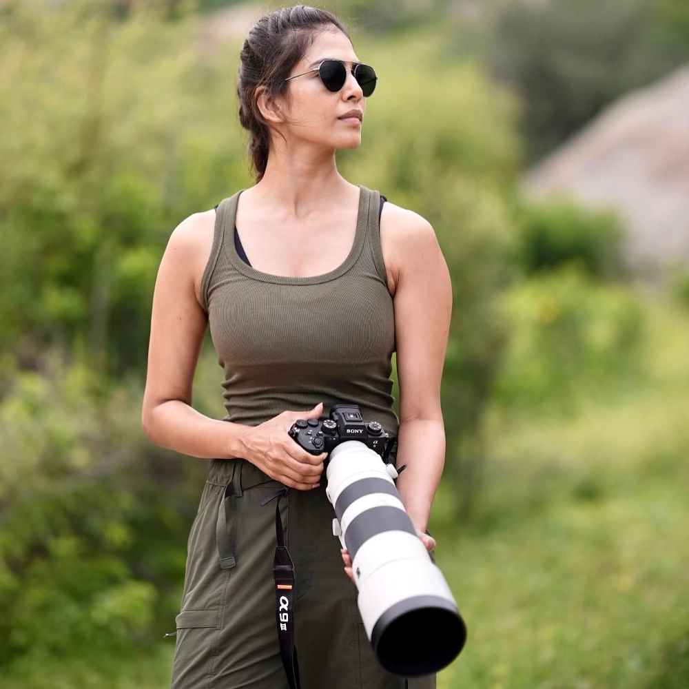 తాజాగా వైల్డ్ లైఫ్ ఫోటోగ్రాఫర్ ల మారింది. వైల్డ్ లైఫ్ ఫోటోగ్రాఫర్ అవతార్ లో సోషల్ మీడియాలో కొన్ని ఫోటోలను వదిలింది. ఈ ఫోటోలు నెట్టింట వైరల్ అవుతున్నాయి. ఈ ఫోటోలకు నెటిజన్స్ క్రేజీ కామెంట్స్ చేస్తున్నారు. 