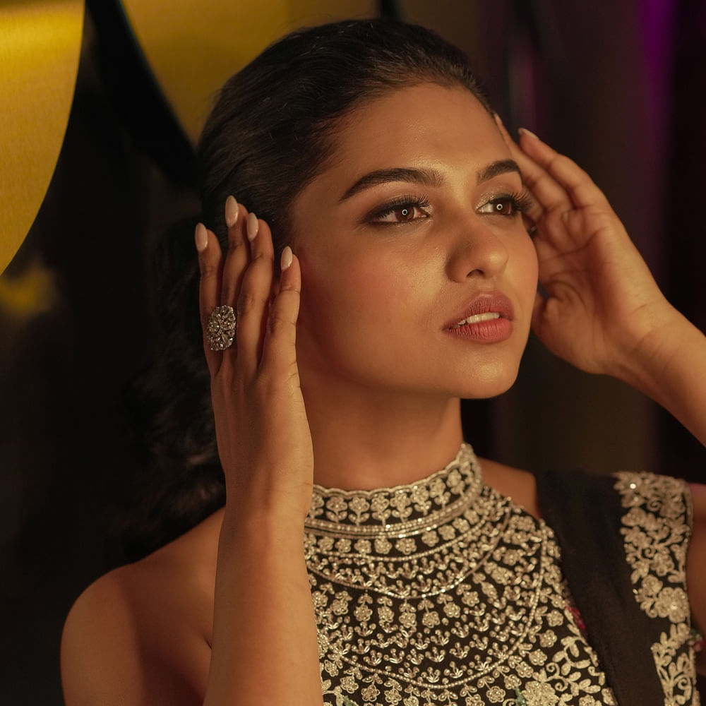 ఈ బ్యూటీ డేట్స్ ఇప్పుడు తమిళంలో హాట్ కేక్. ప్రేమలు తర్వాత అమ్మడి రేంజ్ మారిపోయింది. మలయాళంలో 10 సినిమాలకు పైగానే నటించినా కూడా పెద్దగా గుర్తింపు రాలేదు.. కానీ గతేడాది విడుదలైన ప్రేమలు సినిమాతో మమిత రేంజ్ మారిపోయింది.