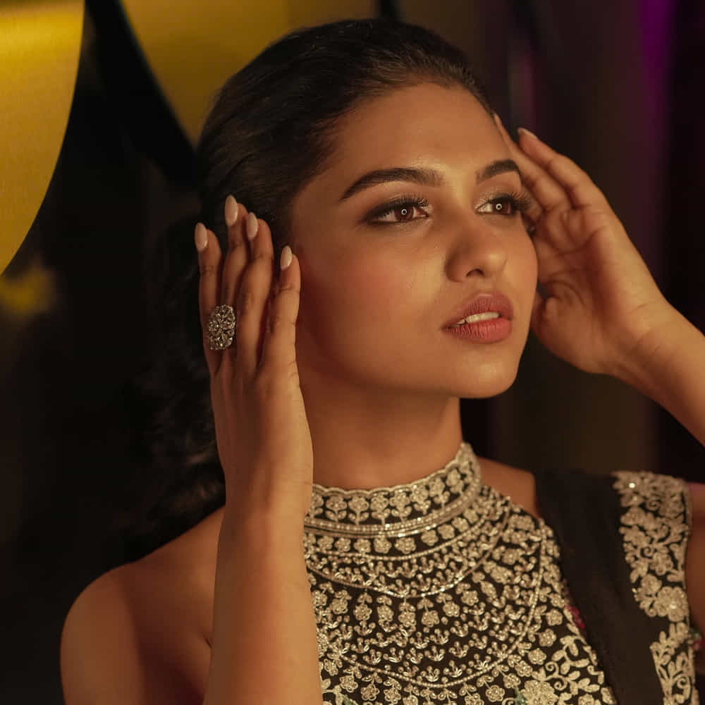 ఈ బ్యూటీ డేట్స్ ఇప్పుడు తమిళంలో హాట్ కేక్. ప్రేమలు తర్వాత అమ్మడి రేంజ్ మారిపోయింది. మలయాళంలో 10 సినిమాలకు పైగానే నటించినా కూడా పెద్దగా గుర్తింపు రాలేదు.. కానీ గతేడాది విడుదలైన ప్రేమలు సినిమాతో మమిత రేంజ్ మారిపోయింది.