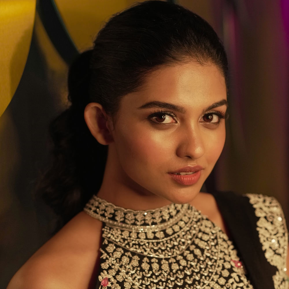 విజయ్ చివరి సినిమా జన నాయగన్లోనూ మమిత బైజు కీలక పాత్రలో నటిస్తున్నారు.. ఇందులో హీరోయిన్ కాదు గానీ అంతకు మించిన పాత్రలో నటిస్తున్నారు బైజు. తాజాగా ధనుష్, రాజ్ కుమార్ పెరియసామి సినిమాలోనూ ఈమెనే హీరోయిన్గా తీసుకున్నట్లు తెలుస్తుంది. టాలీవుడ్లోనూ మమితకు మతిపోయే ఆఫర్స్ వస్తున్నాయి.