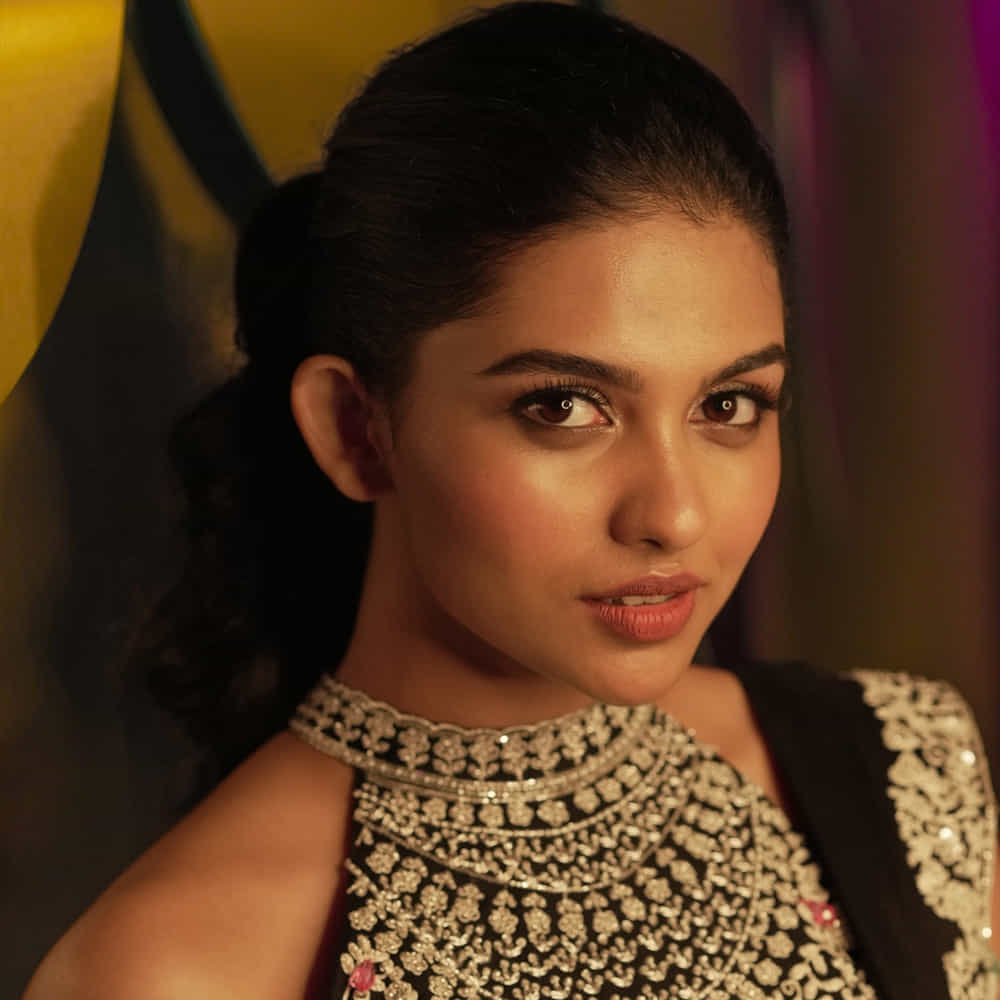 విజయ్ చివరి సినిమా జన నాయగన్లోనూ మమిత బైజు కీలక పాత్రలో నటిస్తున్నారు.. ఇందులో హీరోయిన్ కాదు గానీ అంతకు మించిన పాత్రలో నటిస్తున్నారు బైజు. తాజాగా ధనుష్, రాజ్ కుమార్ పెరియసామి సినిమాలోనూ ఈమెనే హీరోయిన్గా తీసుకున్నట్లు తెలుస్తుంది. టాలీవుడ్లోనూ మమితకు మతిపోయే ఆఫర్స్ వస్తున్నాయి.