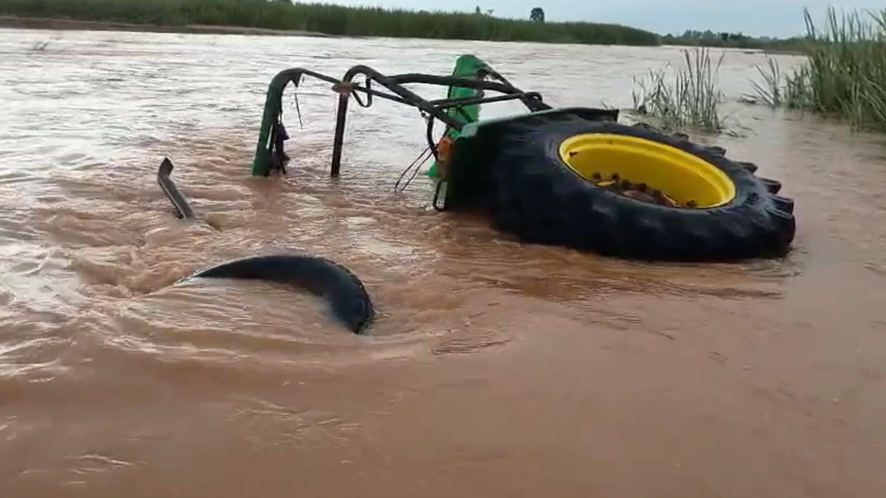 Watch Video: వాగు దాటుతుండగా ఒక్కసారిగా పెరిగిన వరద.. ట్రాక్టర్‌తో సహా కొట్టుకుపోయిన రైతులు.. కాసేపటి తర్వాత..