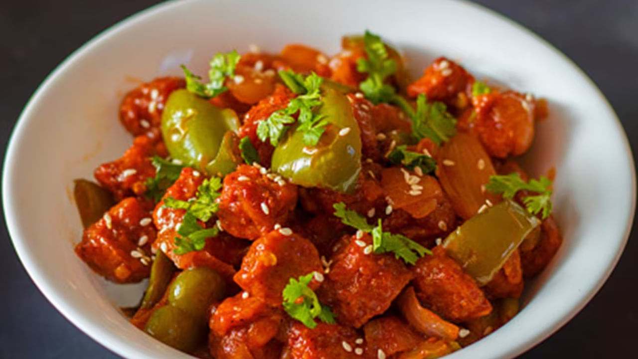 ముందుగా, మిగిలిన అన్నాన్ని తీసుకొని, మిక్సీ జార్‌లో వేసి, నీరు ఏమీ కలపకుండా మెత్తగా గ్రైండ్ చేయాలి. అన్నం ముద్దలాగా మారాలి. ఒక పెద్ద బౌల్‌లో గ్రైండ్ చేసిన అన్నాన్ని తీసుకొని సన్నగా తరిగిన క్యాప్సికం, క్యారెట్, పచ్చిమిర్చి, పెద్ద ఉల్లిపాయ వేయాలి.  ఇప్పుడు, మీ రుచికి తగ్గట్టుగా ఉప్పు (ఒక స్పూన్), కారం (ఒక స్పూన్), ధనియా పొడి (అర స్పూన్), జీలకర్ర పొడి (పావు స్పూన్), మైదా (అర కప్పు), కార్న్‌ఫ్లోర్ (రెండు స్పూన్లు) కలపాలి. చివరగా, అర నిమ్మరసం కలపాలి. బాగా కలిపిన ఈ మిశ్రమాన్ని చిన్న చిన్న బాల్స్‌గా చేయాలి. చేతులకు కొంచెం నూనె రాసుకుంటే బాల్స్ సులభంగా తయారవుతాయి.