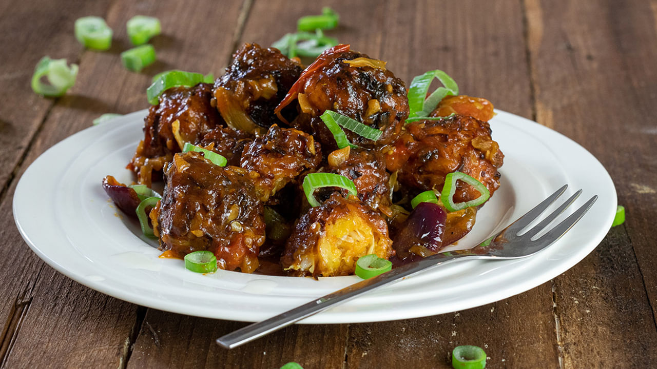 తర్వాత ఒక పాన్‌లో నూనె వేసి బాగా వేడి చేయాలి. తర్వాత తయారు చేసుకున్న బాల్స్‌ను వేడి నూనెలో వేసి, మీడియం ఫ్లేమ్‌లో 10-15 నిమిషాల పాటు, గోల్డెన్ బ్రౌన్ రంగు వచ్చేంతవరకు ఫ్రై చేయాలి. జాగ్రత్తగా తిప్పుతూ ఫ్రై చేయాలి. తర్వాత వాటిని తీసి పక్కన పెట్టండి. 