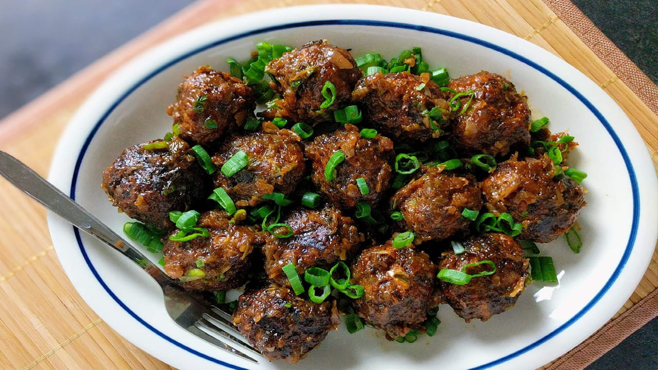 మంచూరియా రెసిపీ తయారీకి కావాల్సిన పదార్థాలు:  మిగిలిన అన్నం  (సుమారు ఒక కప్పు), ఒక క్యాప్సికం, ఒక క్యారెట్, రెండు పచ్చిమిర్చి, ఓక్ పెద్ద ఉల్లిపాయ, ఉప్పు, కారం, ధనియా పొడి, జీలకర్ర పొడి, కార్న్‌ఫ్లోర్, నిమ్మకాయ, నూనె, వెల్లుల్లి, టమాట, టొమాటో కెచప్ 