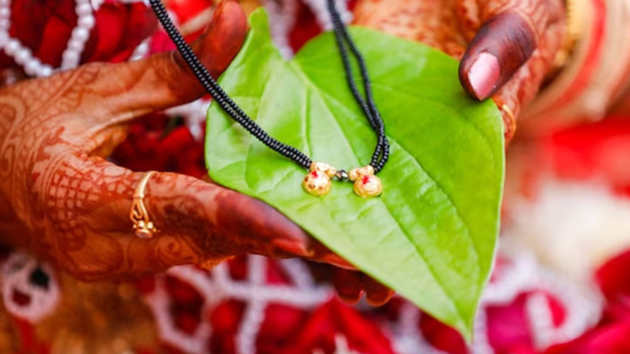 రోజువారీ జ్ఞాపిక: ఇది వివాహ సమయంలో తీసుకున్న ప్రమాణాలను నిరంతరం గుర్తుచేస్తుంది. వైవాహిక బంధం పవిత్రతను నొక్కి చెబుతుంది. దీని కారణంగా వివాహ బంధం నిండు నూరేళ్లు కొనసాగుతుందని నమ్ముతారు. 