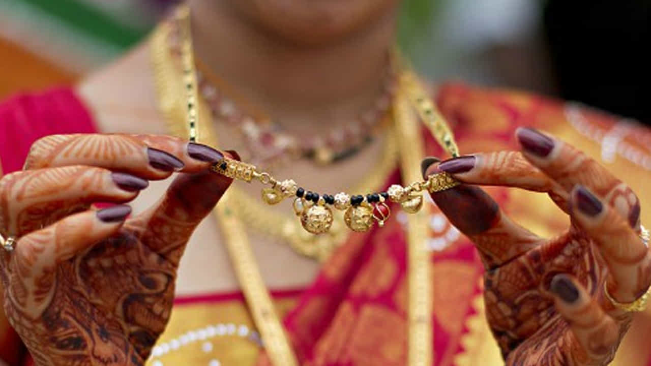 ఐక్యత, నిబద్ధతకు చిహ్నం: మంగళసూత్రం రెండు ఆత్మల కలయికను సూచిస్తుంది. ఇది కలిసి జీవించడానికి నిబద్ధతను సూచిస్తుంది. హిందూ సంప్రదాయంలో దీనిని తరచుగా వివాహ ప్రమాణాలకు గుర్తుగా ధరిస్తారు.