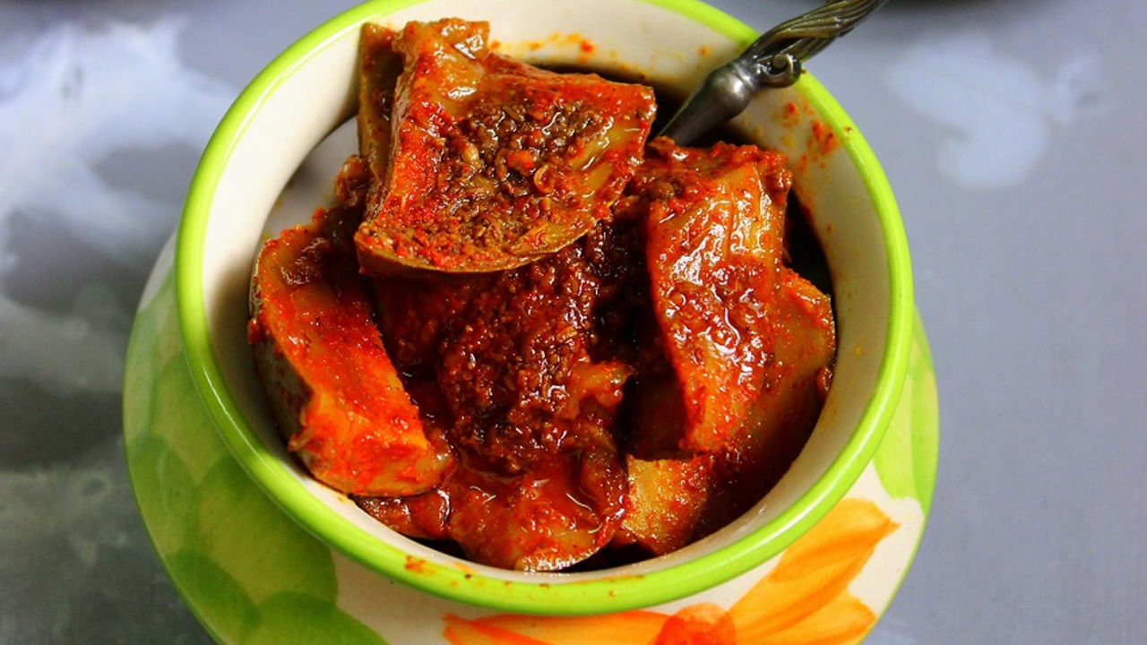 ఊరగాయను ముట్టుకుంటే అందులో ఉన్నది మొత్తం చెడిపోతుందని చాలామంది స్త్రీలను ఇప్పటికీ కొపం చేస్తుంటారు. అప్పట్లో ఆహార పదార్థాలు కలుషితం కాకుండా అంత శుభ్రత లేదు. అలాగే అన్ని వైద్య సౌకర్యాలు కూడా లేవు.