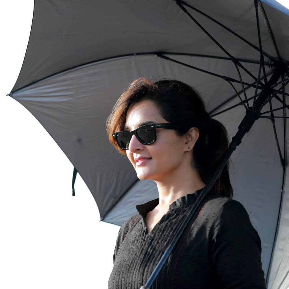 తన 16వ ఏట 1995లో సాక్ష్యం అనే సినిమాతో తెరంగేట్రం చేసింది. మలయాళ ఇండస్ట్రీలో ఆమె ఎన్నో సినిమాలు చేసి ప్రేక్షకులను ఆకట్టుకుంది. అలాగే ఎన్నో పురస్కారాలు కూడా అందుకుంది. ఏ పళయుం కదన్ను సినిమాలోని నటనకుగానూ మంజు కేరళ రాష్ట్ర ఉత్తమ సినీ నటి పురస్కారం లభించింది. ఆ తరువాత ఆమె వరసగా నాలుగు సార్లు ఫిలింఫేర్ ఉత్తమ నటి పురస్కారం గెలుచుకుంది మంజు.