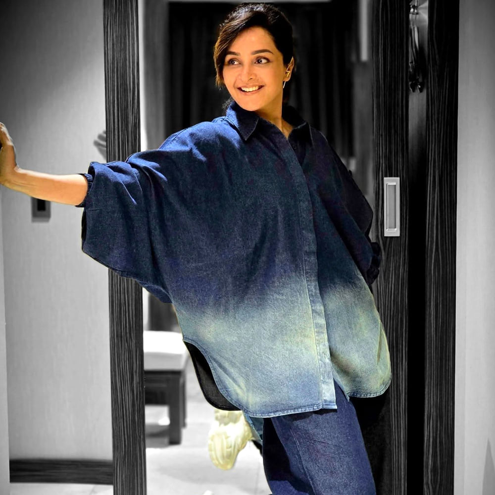 ఇటీవలే విజయ్ సేతుపతి హీరోగా నటించిన విడుదల 2లోనూ హీరోయిన్ గా చేసింది. సోషల్ మీడియాలో యాక్టివ్ గా ఉండే మంజు వారియర్ రెగ్యులర్ గా తన ఫొటోలతో అభిమానులను ఆకట్టుకుంటుంది. సినిమాల్లో నటించడంతో పాటు సినిమాలు నిర్మిస్తూ ఇండస్ట్రీలో దూసుకుపోతుంది ఈ అందాల బొమ్మ. 