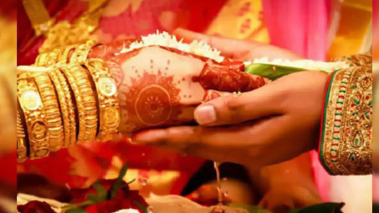 హిందూ సంప్రదాయాల ప్రకారం మంచి ముహుర్తంలో వివాహం చేస్తుంటారు. దానికి మంచి రోజు తేదీ, ఇవన్నీ చూడటం ఆచారం. అయితే చాలా రోజుల నుంచి వివాహాలకు శుభ ముహుర్తాలు లేవు. దీంతో చాలా మంది మంచి ముహుర్తాల కోసం ఎదురు చూస్తున్నారు. అయితే శ్రావణ మాసంలో వివాహాది శుభకార్యాలకు మంచి రోజులు వచ్చాయంటున్నారు పండితులు. కాగా ఏ నెలలో ఏ తేదీల్లో మంచి ముహుర్తాలు ఉన్నాయో చూద్దాం.