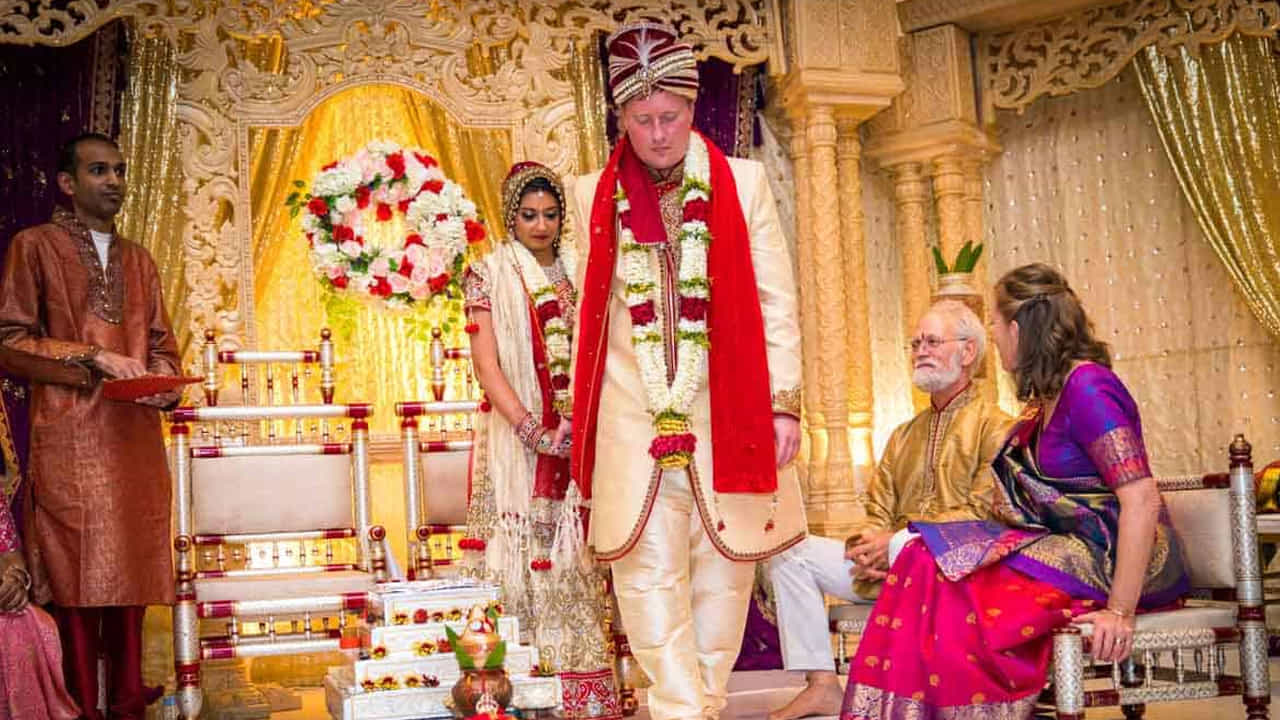 మూడవ అడుగు - శ్రేయస్సు (సంపద, శ్రేయస్సు కోసం ప్రతిజ్ఞ): మూడవ అడుగులో సంపద, శ్రేయస్సు కోసం ప్రతిజ్ఞ ఉంటుంది. ఆర్థిక స్థిరత్వాన్ని సాధించడానికి, వారి సంపద, వనరులను పంచుకోవడానికి కలిసి పనిచేస్తామని ఈ జంట ప్రతిజ్ఞ చేస్తారు.