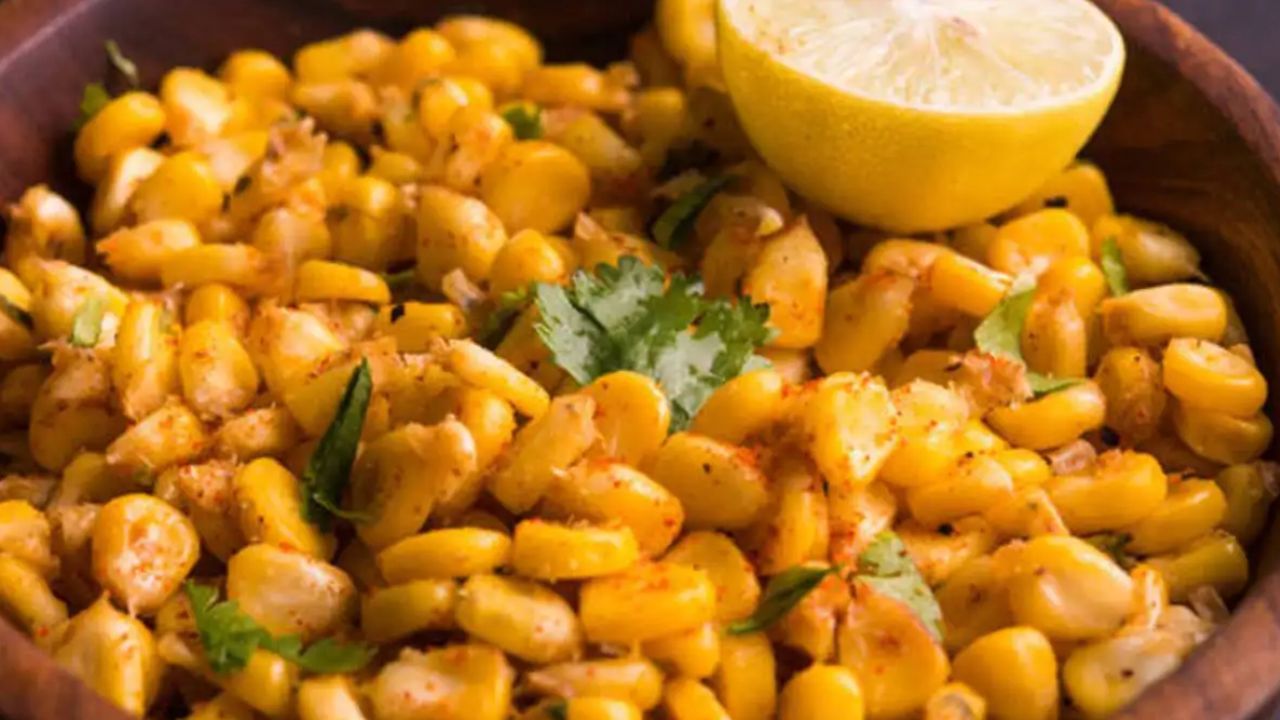 మసాలా కార్న్ (Masala Corn).. కొద్ది సేపటిలో సులభంగా తయారయ్యే ఒక హాట్ అండ్ స్పైసీ స్నాక్ ఇది. ఉడికించిన మక్కజొన్న గింజల్లో బటర్ వేసి కొద్దిగా నిమ్మరసం పిండి చాట్ మసాలా, కారం జతచేస్తే చాలు.. టేస్టీగా, వేడిగా సిద్ధం అవుతుంది. వర్షం పడుతుండగా ఓ కప్పు టీతో కలిసి తినడానికి చాలా బాగుంటుంది.