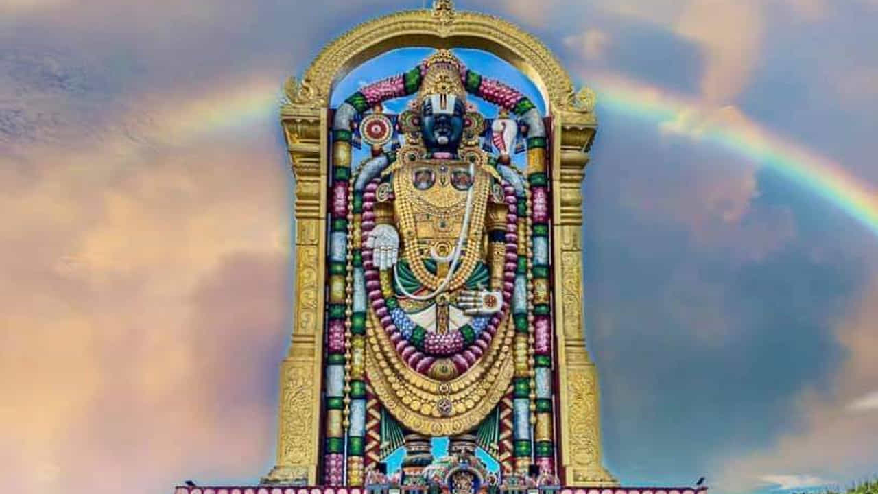 లోపలి గోడలు రామాయణం, మహాభారతం వంటి గొప్ప హిందూ ఇతిహాసాల దృశ్యాలను వర్ణించే కుడ్యచిత్రాలతో అలంకరించబడ్డాయి. ప్రతిభావంతులైన కళాకారులచే సృష్టించబడిన ఈ కళాఖండాలు అలంకార అంశాలుగా మాత్రమే కాకుండా యువతరానికి మత బోధనలను అందించడానికి విద్యా సాధనాలుగా కూడా పనిచేస్తాయి.