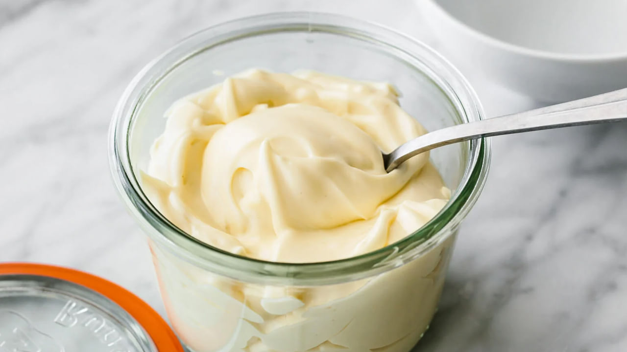 మయోన్నైస్: సలాడ్ లేదా శాండ్‌విచ్‌లో కోసం మయోన్నైస్ ఉపయోగిస్తారు. ఇది ఎక్కువగా తీసుకుంటే అనే సమస్యలు వస్తాయి. శాకాహార ఫుడ్ పోషకాలను ఇది పాడు చేస్తుంది. ఒక టేబుల్ స్పూన్ మయోనైస్‌లో 103 కేలరీలతో పాటు సంతృప్త కొవ్వు కూడా అధిక మొత్తంలో ఉంటుంది. దీని కారణం బరువు మెరగడమే కాదు కిడ్నీ సమస్యలు కూడా వస్తాయి. అందుకే దీన్ని ఆరోగ్యకరమైన గ్రీక్ పెరుగుతో భర్తీ చేయండి.