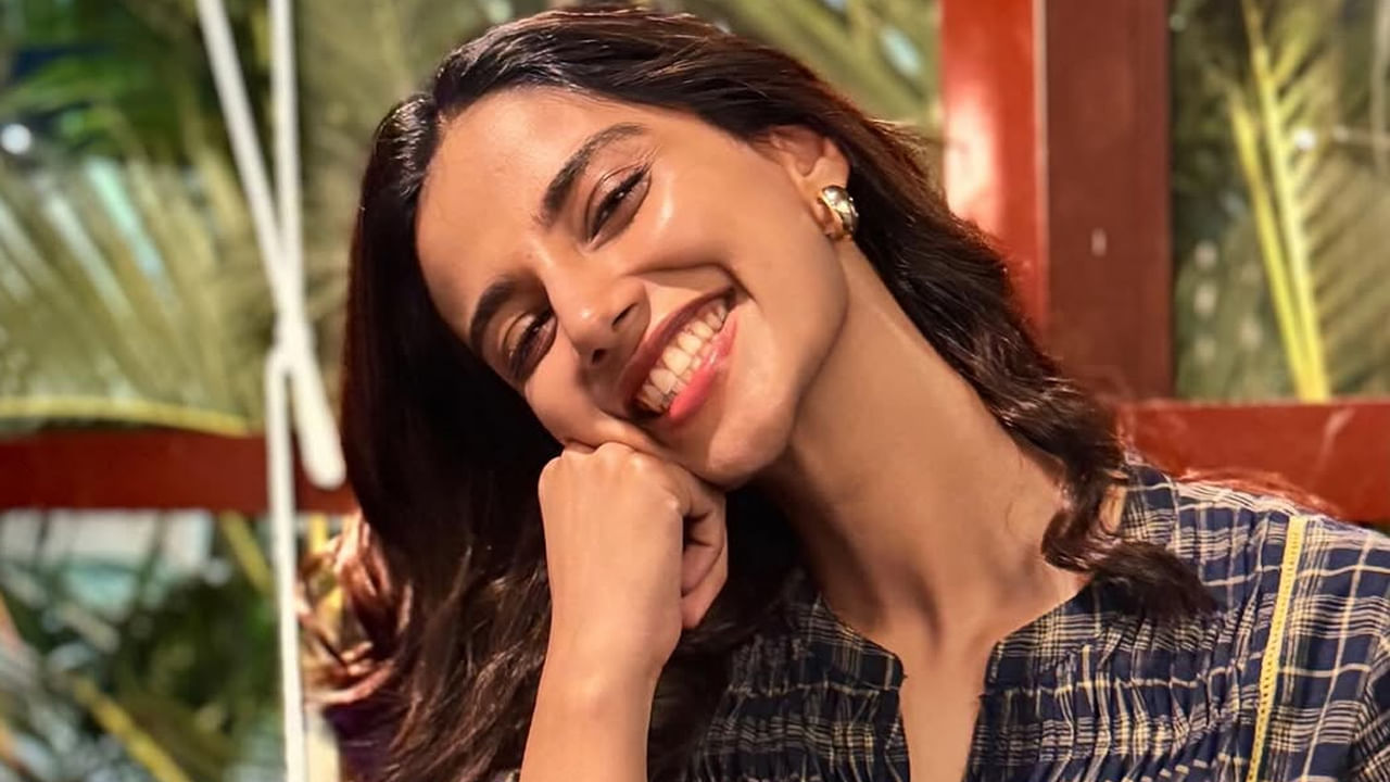 ఇక ఎప్పుడూ సోషల్ మీడియాలో చాలా యాక్టివ్‌గా ఉండే ఈ చిన్నది. తాజాగా అదిరిపోయేలా పలు ఫొటోలకు ఫోజులిచ్చింది. ట్రెండీ డ్రెస్‌లో తన క్యూట్ నెస్‌తో అభిమానులను ఆకట్టుకుంది. ప్రస్తుతం దీనికి సంబంధించిన ఫొటోస్ నెట్టింట తెగ వైరల్ అవుతున్నాయి.