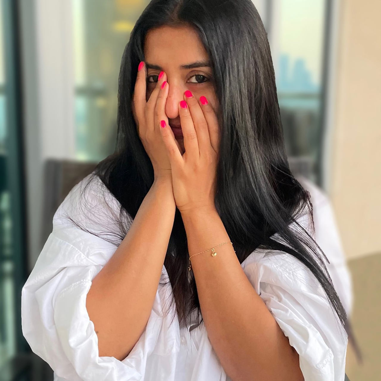 ఒకప్పుడు హీరోయిన్లుగా ఓ వెలుగు వెలిగిన హీరోయిన్స్ ఇప్పుడు సెకండ్ ఇన్నింగ్స్ స్టార్ట్ చేసిన సంగతి తెలిసిందే. ఇప్పుడు చాలా మంది సీనియర్ కథానాయికలు ఇప్పుడు క్యారెక్టర్ ఆర్టిస్టులుగా మెప్పిస్తున్నారు. పైన కనిపిస్తున్న ఈ అమ్మడు టాలీవుడ్ క్రేజీ హీరోయిన్. ఆమె చాలా మంది ఫెవరెట్. 