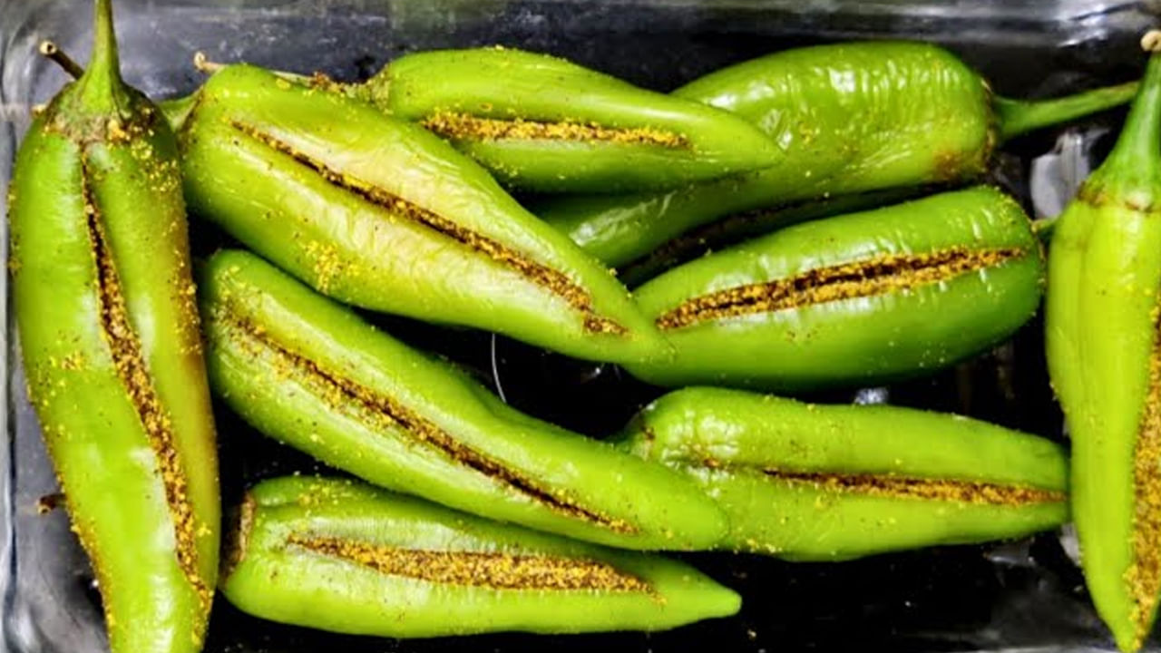 తయారు చేసే విధానంలోకి వెళ్లితే.. ముందుగా పచ్చిమిర్చీని తీసుకొని వాటిని నీటితో శుభ్రం చేసుకోవాలి. తర్వాత అందులోని గింజలు తీసి వేసి వేడి నీటిలో రెండు నిమిషాలపాటు ఉడకబెట్టి, తర్వాత వాటిని చల్లటి నీటిలో వేసి, పక్కన పెట్టుకోవాలి.