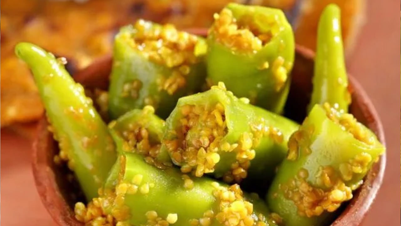 తర్వాత మరొక పాన్ తీసుకొని అందులో రెండు టీస్పూన్స్ నెయ్యి, వేసి దానిని కాస్త వేడి చేయాలి. తర్వాత నెయ్యి వేడి అయ్యాక, పాలకోవ వేసుకొని అది బంగారు రంగు వచ్చే వరకు వేయించుకోవాలి. తర్వాత ఈ మిశ్రమంల కాస్త చక్కెర, డ్రైఫ్రూట్స్, యాలకుల పొడి వేసి ఒక నిమిషం వేయించి, గ్యాస్ ఆఫ్ చేసి పక్కన పెట్టుకోవాలి. అది చల్లగా అవుతుంది.