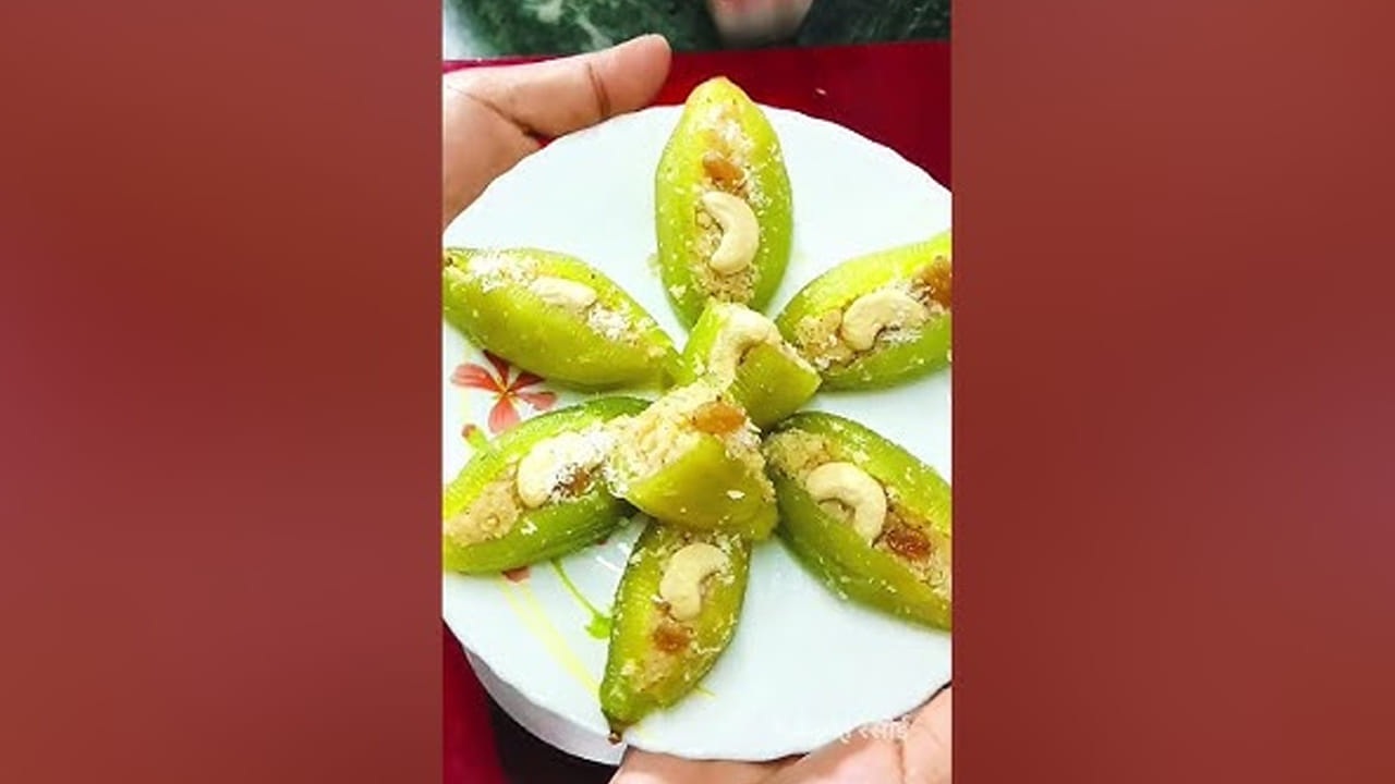 తర్వాత ముందుగా ఉడకబెట్టి పక్కన పెట్టుకున్న మిరపకాయల్లో , ఈ డ్రైఫ్రూట్,కోవా మిశ్రమాన్ని నింపాలి. దీని తర్వాతన పానకం తయారు చేసుకోవాలి. దీని కోసం ఒక పాన్ తీసుకొని, అందులో ఒక కప్పు చక్కెర, ½ కప్పు నీరు వేసి తేలికపాటి పానకం వచ్చే వరకు వేడి చేయాలి. తర్వాత కోవతో నింపిన పచ్చిమిరపకాయలను ఈ చక్కర పానకంలో వేయాలి. దీనిని రెండు లేదా మూడు నిమిషాలు ఉండనివ్వాలి. అంతే మంచి రుచిని ఇచ్చే పచ్చిమిర్చీ స్వీట్ రెడీ, మరి మీరు కూడా రెడీ చేయండి.