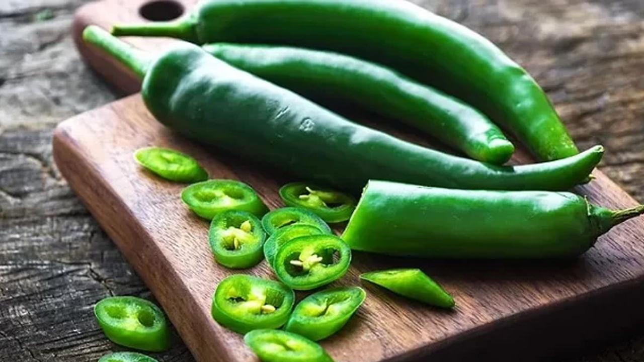 పచ్చిమిర్చీ స్వీట్కు కావాల్సిన పదార్థాలు : పచ్చిమిర్చి 10 నుంచి 12 వరకు తీసుకోవాలి. అయితే కాస్త తక్కువ కారం, లావుగా ఉన్న వాటిని స్వీట్ తయారీ కి తీసుకోవడం ఉత్తమం. అలాగే పాలకోవా, ఒక కప్పు, చక్కెర ఒక కప్పు, నీరు ½ కప్పు,నెయ్యి 2 టీ స్పూన్స్, తరిగిన డ్రై ఫ్రూట్స్, 2 టీస్పూన్స్, యాలకుల పొడి, వన్ టీస్పూన్.