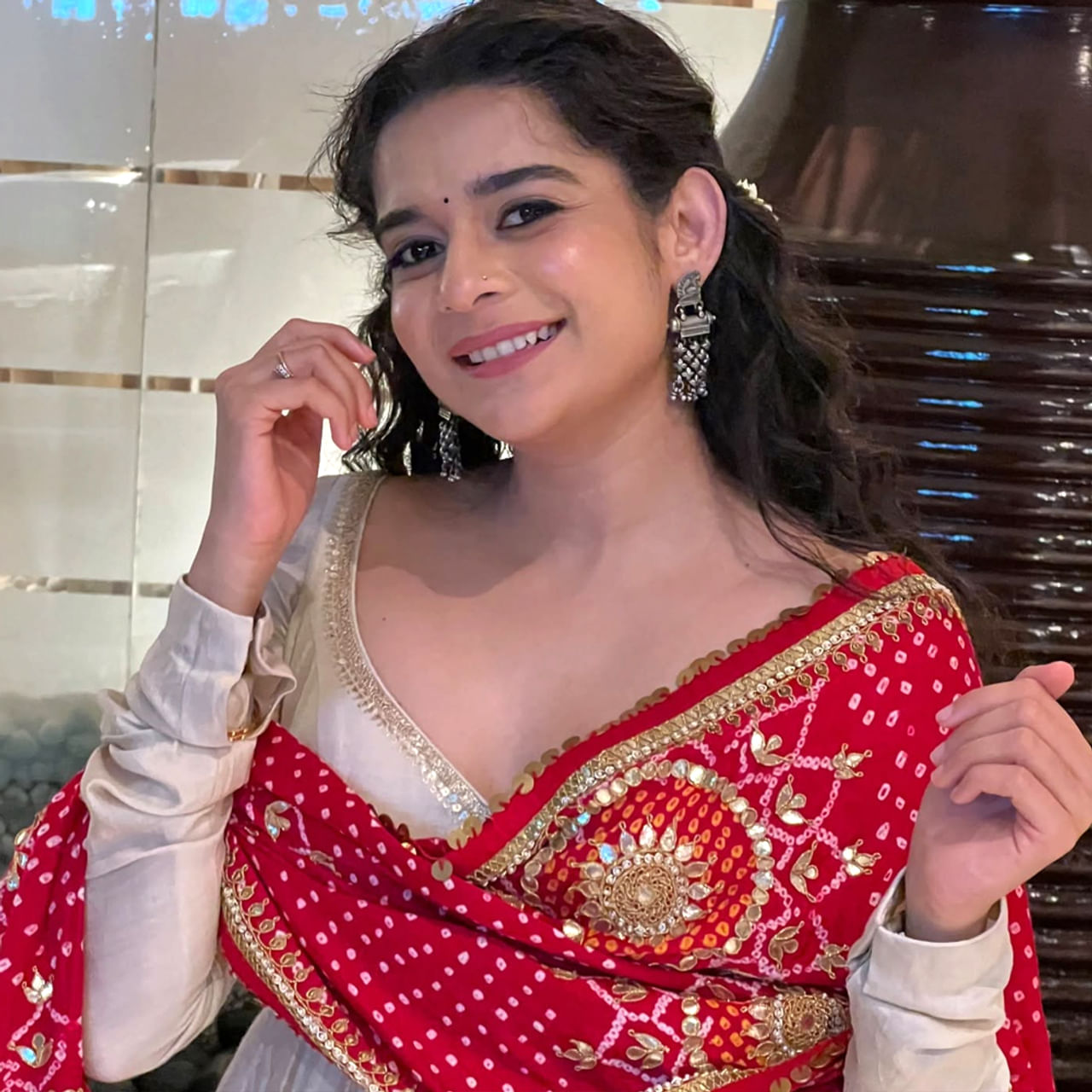 ఓరి దేవుడా సినిమాతో తెలుగుతెరకు పరిచయమైంది మిథిలా పాల్కర్.. ఈ సినిమాలో మిథిలా అందంతో , క్యూట్ స్మైల్ తో స్పెషల్ ఎట్రాక్షన్ గా నిలిచింది.ఈమె స్మైల్ తో అభిమానులను మాత్రం గట్టిగానే సంపాందించి ఈ ముంబై ముద్దుగుమ్మ. ఈ చిన్నదానికి ఫ్యాన్ ఫాలోయింగ్ గట్టిగానే ఉంది.