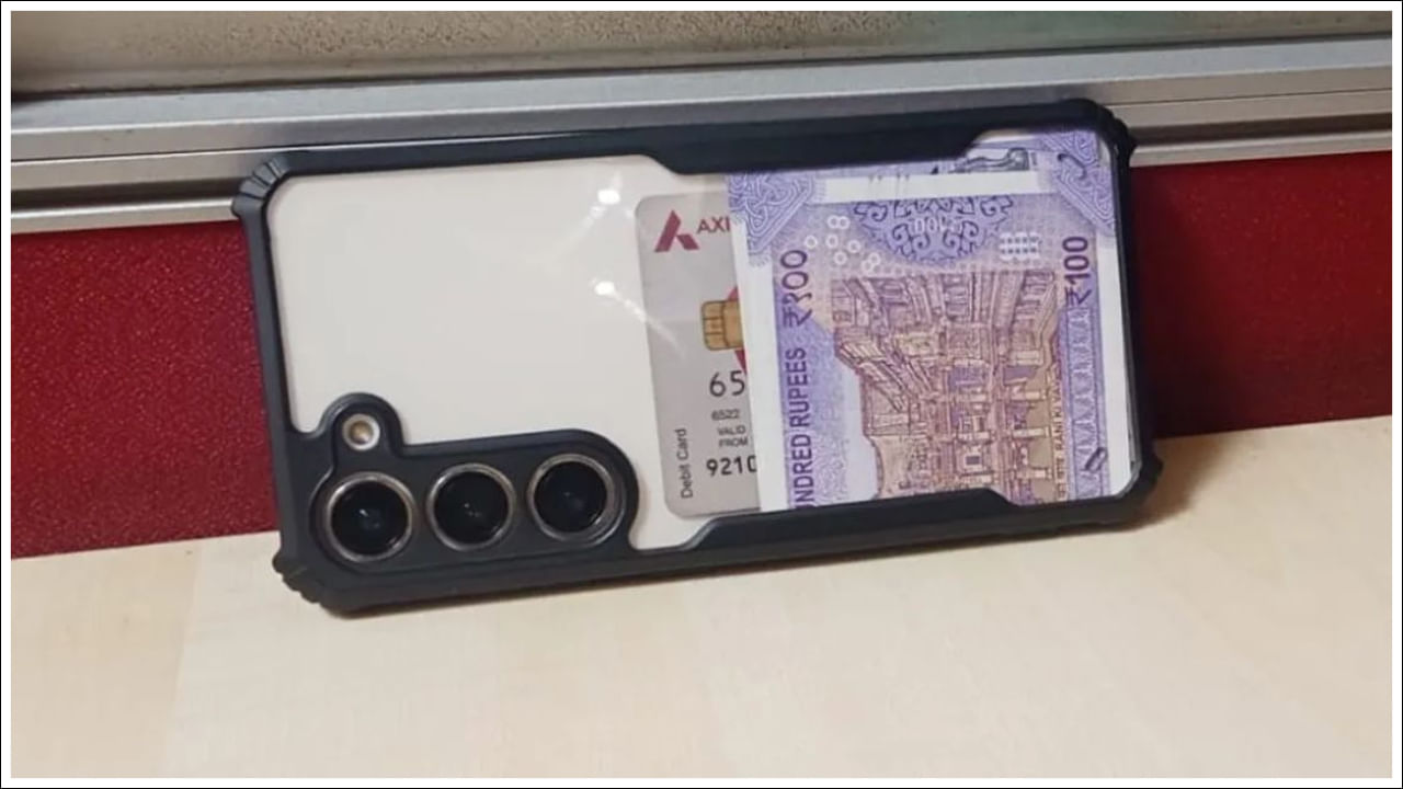 మీరు మీ ఫోన్ వెనుక కవర్‌పై నోటు, డబ్బు లేదా ఏదైనా పేపర్ వస్తువును ఉంచినట్లయితే జాగ్రత్తగా ఉండండి. లేకపోతే మీరు పెద్దగా నష్టపోవచ్చు. మీ ఫోన్ పేలిపోవచ్చు. గత కొన్ని నెలలుగా మొబైల్ ఫోన్లు పేలిపోతున్న కేసులు నమోదవుతున్నాయి . మీరు చేసే చిన్న చిన్న పొరపాట్లే దీనికి కారణమని చెప్పవచ్చు. వెలువడుతున్న నివేదికల ప్రకారం.. ఏటీఎం కార్డు, మెట్రోకార్డు, నగదును మొబైల్ వెనుక కవర్‌లో ఉంచుకోవడం కూడా ఖరీదైన, చౌక ఫోన్‌లు పేలడానికి ఒక కారణమని తెలుస్తోంది.