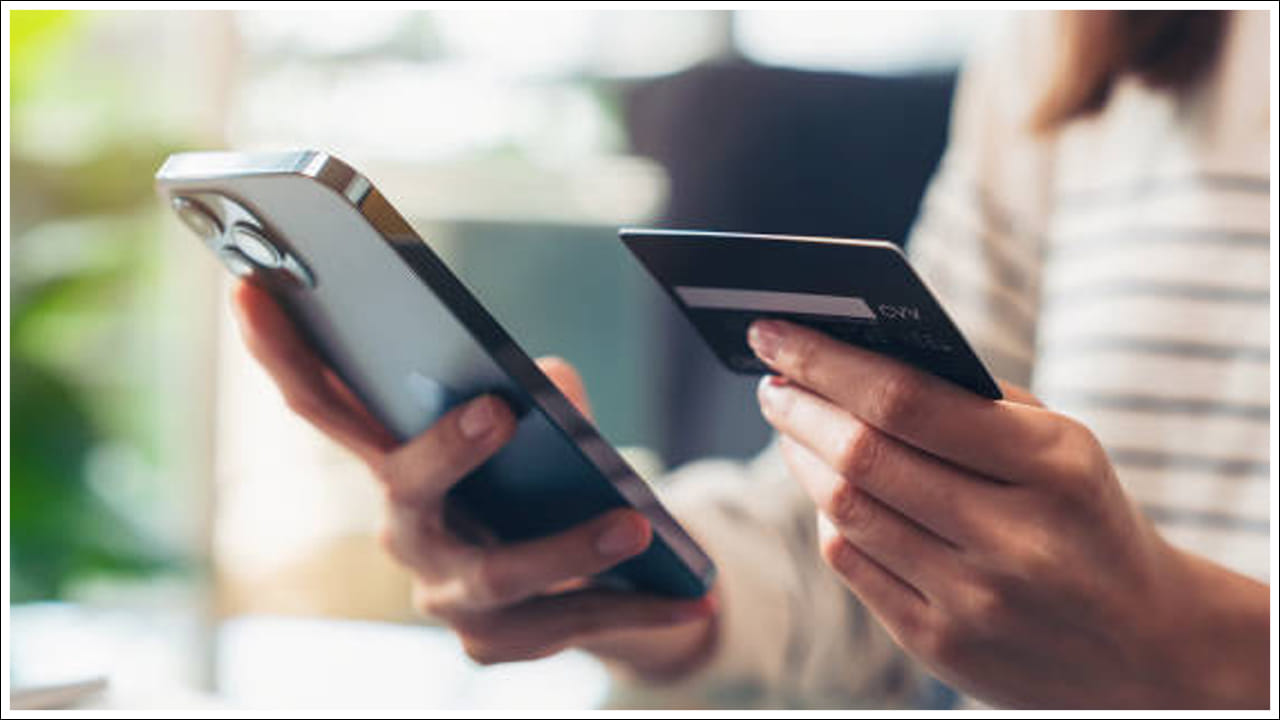 వీటిని గుర్తుంచుకోండి: మీకు ఫోన్‌లో బ్యాక్ కవర్ అవసరమైతే సన్నని, పారదర్శక కవర్ ఉంచండి. వైర్‌లెస్ ఛార్జింగ్‌లో సమస్య ఉండదు. ఫోన్ ఓవర్ హీటింగ్ సమస్యకు అతిపెద్ద కారణాలలో ఒకటి ఫోన్ కవర్ మందంగా ఉండటం, అలాగే ఫోన్ కవర్‌పై డబ్బు, ఏటీఎం కార్డ్, మెట్రో కార్డ్ ఉంచడం. మరొక కంపెనీ ఛార్జర్‌ని ఉపయోగించడం లేదా లోకల్ ఛార్జర్‌తో ఫోన్‌ను ఛార్జ్ చేయడం వల్ల మీ ఫోన్ హీట్ అవుతుంది. దీంతో ఫోన్ పేలిపోతుంది.