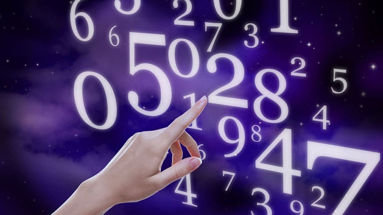 అదే విధంగా మీ మొబైల్ నెంబర్ 81350969 అనుకోండి. ఈ అంకెలన్నీ కలిపితే 41. 4, 1 కలిపితే 5. ఇలా మీ లక్కీ నెంబర్ లేదా మూల సంఖ్య, మీ ఫోన్ నెంబర్ సంఖ్య రెండు ఒకే విధంగా వచ్చినట్లైతే అది మీకు అదృష్ట నెంబర్ అవుతుందని చెబుతున్నారు సంఖ్యా శాస్త్ర నిపుణులు.