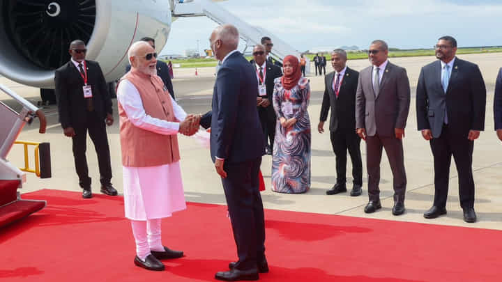 PM Modi: మాల్దీవుల పర్యనలో ప్రధాని మోదీ.. స్వయంగా వచ్చి ఆహ్వానించిన ముయిజ్జు! PM Modi: మాల్దీవుల పర్యనలో ప్రధాని మోదీ.. స్వయంగా వచ్చి ఆహ్వానించిన ముయిజ్జు!