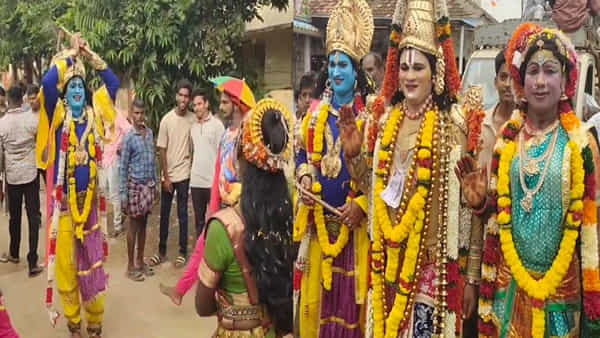 ఆ గ్రామం ఓ రంగస్థలం.. కళాకారులకు పుట్టినిల్లు.. వేషాలు వేసి అమ్మవారి మొక్కులు తీర్చుకునే గ్రామస్తులు