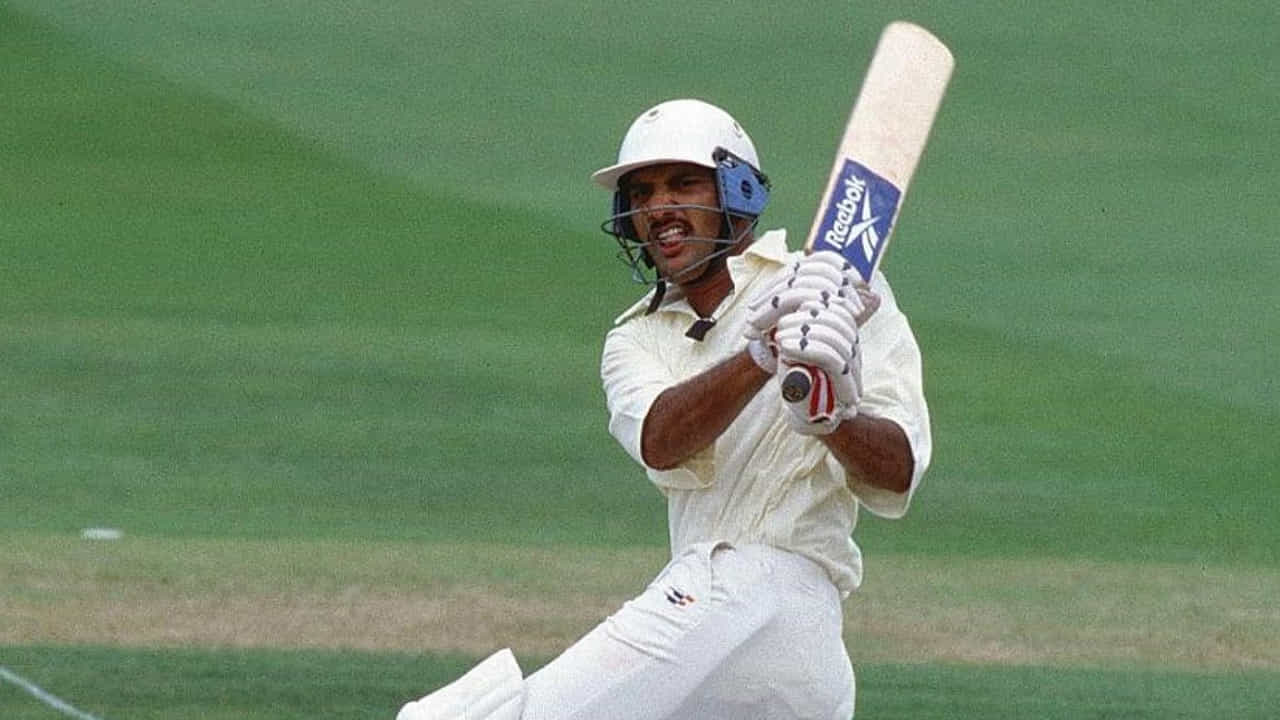 1990లో ఇంగ్లాండ్పై వరుసగా సెంచరీలు చేసి టీమిండియా కెప్టెన్ మహ్మద్ అజారుద్దీన్ పేరిట ఒక తిరుగులేని రికార్డ్ ఉండేది. లార్డ్స్లో అజార్ 121 పరుగులు చేశాడు, ఆ తర్వాత ఓల్డ్ ట్రాఫోర్డ్లో 179 పరుగుల అద్భుతమైన ఇన్నింగ్స్ ఆడాడు.