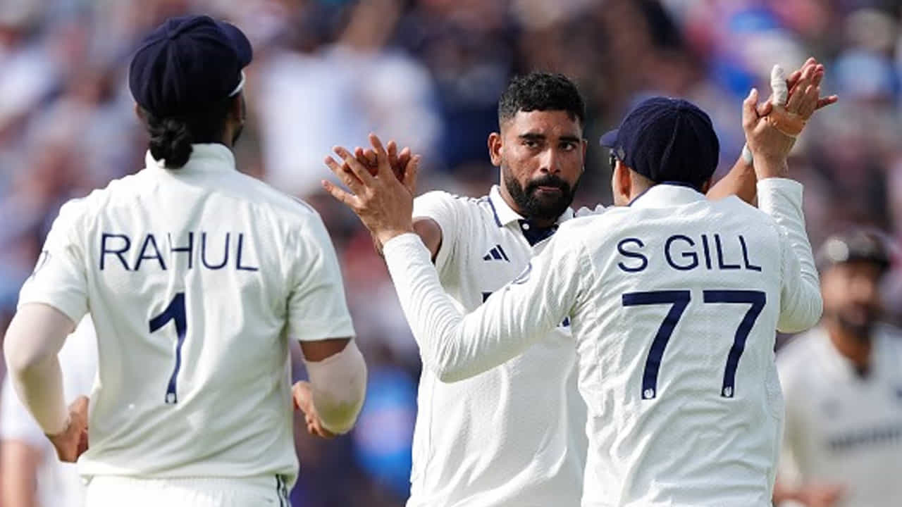 1. గబ్బా గర్వం విచ్ఛిన్నమైన వేళ: గత ఐదు సంవత్సరాలలో టీం ఇండియా సాధించిన అతిపెద్ద, మొదటి విజయం 2021 సంవత్సరంలో జరిగింది. ఆస్ట్రేలియాను భారత్ 3 వికెట్ల తేడాతో ఓడించింది. గబా మైదానాన్ని ఆస్ట్రేలియా అభేద్యమైన కోటగా భావించింది. కానీ, టీం ఇండియా దానిని ఛేదించేసింది. ఈ మ్యాచ్ రెండో ఇన్నింగ్స్‌లో సిరాజ్ ఐదు వికెట్లు పడగొట్టాడు.