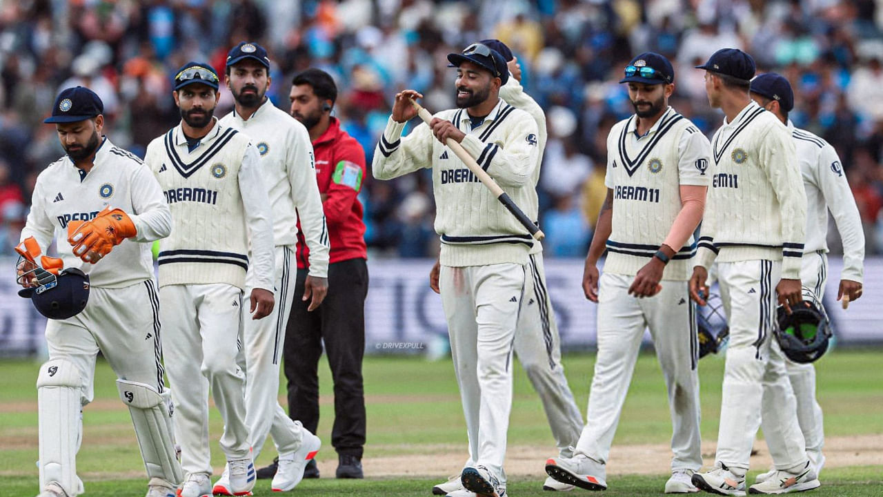 ఎడ్జ్‌బాస్టన్ టెస్ట్‌లో ఇంగ్లాండ్‌ను ఓడించిన తర్వాత, టీం ఇండియా ఆనందానికి అవధులు లేవు. ఈ విజయానికి కెప్టెన్ శుభ్‌మన్ గిల్ అతిపెద్ద సహకారం అందించగా, ఆకాశ్‌దీప్ కూడా అద్భుతంగా బౌలింగ్ చేసి తనవంత పాత్ర పోషించాడు. ఈ క్రమంలో మహ్మద్ సిరాజ్ కూడా తన బౌలింగ్‌తో ఇంగ్లండ్ జట్టును ఢీలా పడేలా చేశాడు. గత ఐదు సంవత్సరాలలో ఈ బౌలర్ ఐదు అద్భుతాలు చేశాడని సిరాజ్ గురించి తెలిస్తే మీరు ఆశ్చర్యపోతారు. గత ఐదు సంవత్సరాలలో భారత జట్టు ఐదు విజయాలను సాధించింది. బహుశా ఎవరూ ఊహించలేదు. కానీ, ఈ అద్భుతమైన విషయం ఏమిటంటే ఈ ఐదు విజయాలలో సిరాజ్ పాలుపంచుకున్నాడు. విరాట్, రోహిత్, బుమ్రా కాదు.. ఈ ఐదు అద్భుత విజయాలకు అతను మాత్రమే సాక్షి.