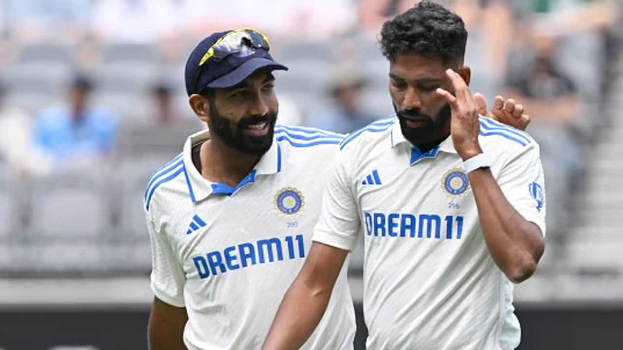 మాజీ క్రికెటర్లు, క్రికెట్ విశ్లేషకులు మహమ్మద్ సిరాజ్ కృషిని, నిబద్ధతను ఎంతగానో ప్రశంసిస్తున్నారు. ముఖ్యంగా అతని నిరంతరాయమైన ప్రయత్నం, అధిక తీవ్రతతో కూడిన స్పెల్స్, ఎలాంటి మ్యాచ్ పరిస్థితుల్లోనైనా చిరునవ్వుతో కనిపించడం ప్రశంసనీయం. పార్థివ్ పటేల్ వంటి మాజీ ఆటగాళ్లు సిరాజ్‌ను "మేం తక్కువ అంచనా వేస్తాం" అని పేర్కొంటూ, అతని అంకితభావాన్ని కొనియాడారు. బుమ్రా లేని సమయాల్లో సిరాజ్ మరింత సమర్థవంతంగా బౌలింగ్ చేస్తాడని గణాంకాలు కూడా చెబుతున్నాయి.