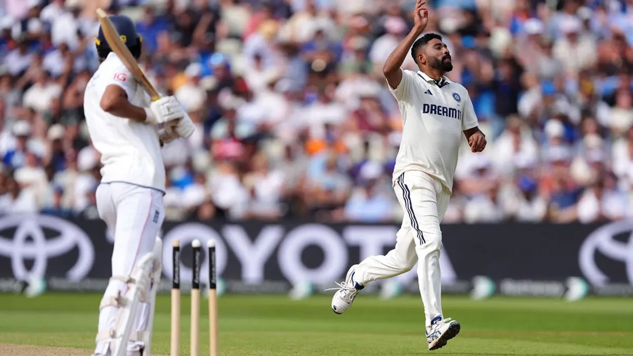 4, 5. పెర్త్, ఎడ్జ్‌బాస్టన్‌లో అద్భుతాలు: గత సంవత్సరం, పెర్త్ టెస్ట్ గెలిచి భారత జట్టు చరిత్ర సృష్టించింది. ఆ మ్యాచ్‌లో సిరాజ్ 5 కీలక వికెట్లు పడగొట్టాడు. ఈ మ్యాచ్‌లో టీం ఇండియా 295 పరుగుల తేడాతో గెలిచింది. ఇప్పుడు ఎడ్జ్‌బాస్టన్‌లో టీం ఇండియా విజయ జెండాను ఎగురవేసింది. ఈసారి కూడా సిరాజ్ తన బలాన్ని చూపించాడు. సిరాజ్ మొదటి ఇన్నింగ్స్‌లో ఐదు వికెట్లు, రెండవ ఇన్నింగ్స్‌లో ఒక వికెట్ తీశాడు. ఈ విధంగా, ఈ ఐదు చారిత్రాత్మక విజయాల్లో పాలు పంచుకున్న ఏకైక ఆటగాడిగా సిరాజ్ నిలిచాడు.