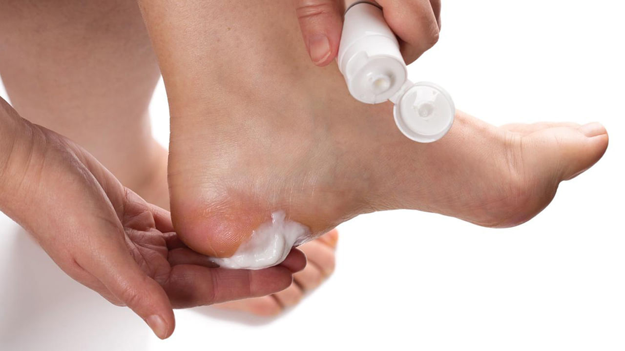 మాయిశ్చరైజింగ్: మీ చర్మాన్ని హైడ్రేట్‎గా ఉంచడానికి తేలికైన, జిడ్డు లేని మాయిశ్చరైజర్ రాయండి. ముఖ్యంగా మీకు చెమట పట్టే పాదాలు ఉంటే, అదనపు తేమను పీల్చుకోవడానికి యాంటీ ఫంగల్ పౌడర్ వాడండి.