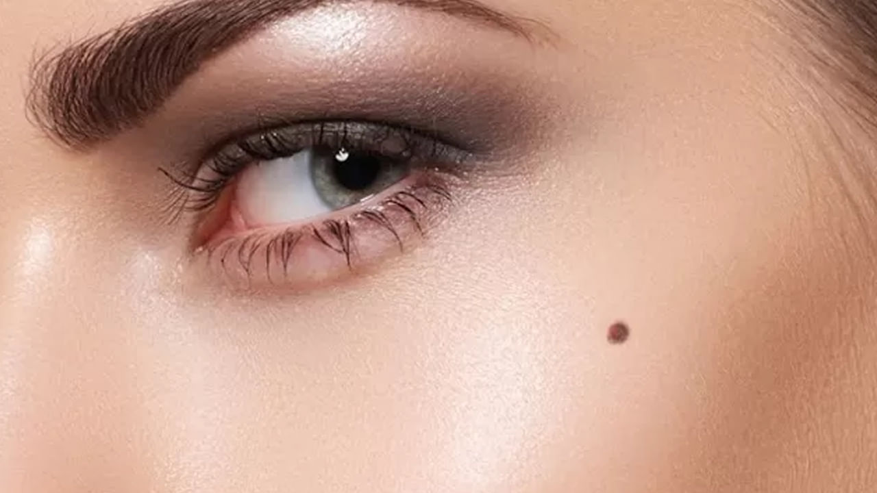 ఆధిపత్య వ్యక్తిత్వం: కుడి బుగ్గపై పుట్టుమచ్చ ఉన్న వ్యక్తులు ఎప్పుడు కూడా బలమైన, ఆధిపత్య వ్యక్తిత్వంగా, తార్కిక, బుద్ధిపూర్వక విధానంతో ఉండాలనే ధోరణిని సూచిస్తుందని కొన్ని వివరణలు సూచిస్తున్నాయి.  