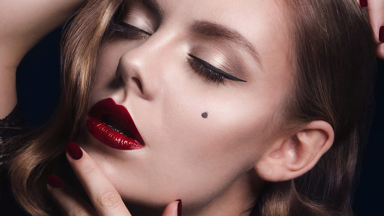 దాతృత్వం, ప్రేమ: కుడి బుగ్గపై ఉన్న పుట్టుమచ్చలు తరచుగా దయగల, ఉదారమైన వ్యక్తిత్వానికి సంబంధించినవి. ఈ ప్రదేశంలో పుట్టుమచ్చ ఉంటె ప్రేమపూర్వక సంబంధాలు, బలమైన కుటుంబ బంధాలను కలిగి ఉంటాయని నమ్ముతారు.