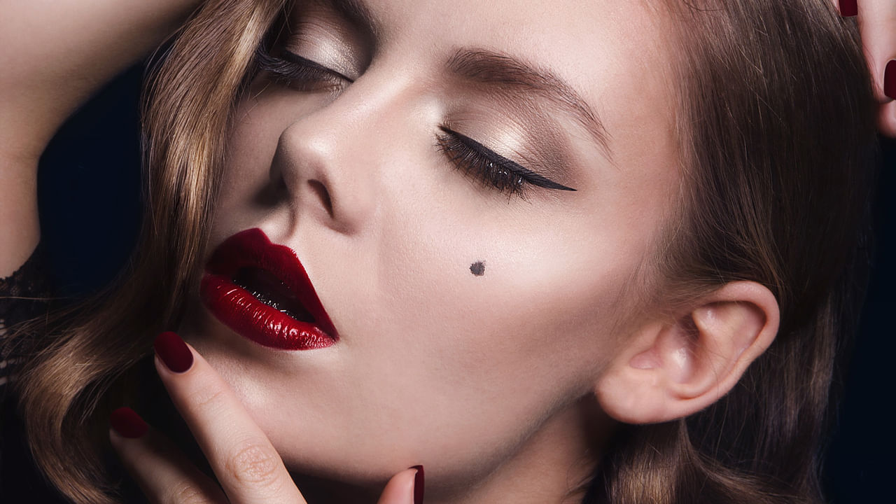 దాతృత్వం, ప్రేమ: కుడి బుగ్గపై ఉన్న పుట్టుమచ్చలు తరచుగా దయగల, ఉదారమైన వ్యక్తిత్వానికి సంబంధించినవి. ఈ ప్రదేశంలో పుట్టుమచ్చ ఉంటె ప్రేమపూర్వక సంబంధాలు, బలమైన కుటుంబ బంధాలను కలిగి ఉంటాయని నమ్ముతారు.