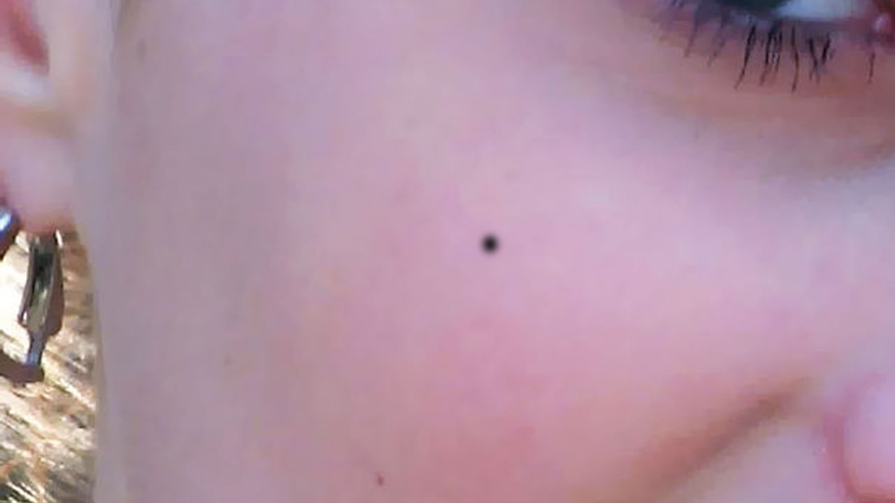 నాయకత్వ లక్షణాలు: ఒక వివరణ ప్రకారం,  కుడి బుగ్గపై పుట్టుమచ్చ ఉన్న వ్యక్తి వినూత్నంగా ఆలోచించేవాడని, బాగా సంపాదిస్తాడని, శక్తితో కూడిన నాయకత్వం లక్షణాలు కలిగి ఉంటాడని నమ్ముతారు. ప్రజల్లో మంచి నాయకుడిగా పేరు పొందుతాడు. 