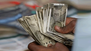 Viral Video: దొంగోడిని ఓ ఆటాడుకున్న విధి వైపరీత్యం… బతుకు జీవుడా అంటూ పారిపోయిన దొంగ