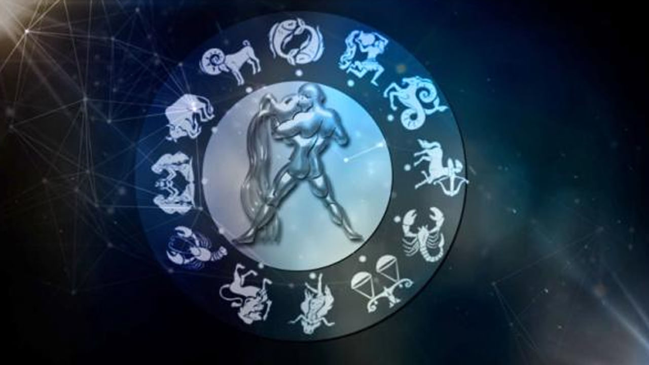 కుంభ రాశి : కుంభ రాశి వారు డబ్బును అస్సలే ఖర్చు పెట్టకూడదు అని చాలా పద్ధతిగా బిల్లులు పే చేస్తుంటారు. కానీ వీరు ఎంత పొదుపు చేద్దాం అనుకున్నా అది కుదరదు, చివరకు ఏం అనవసర ఖర్చులు చేయకుండా డబ్బులు ఖర్చైపోతాయి. దీంతో వీరు చాలా బాధ పడుతుంటారు. అయితే వీరు నెల రోజుల్లో ఖర్చును తగ్గించుకుంటే డబ్బును కాస్త ఆదా చేసుకునే అవకాశం ఉంది.