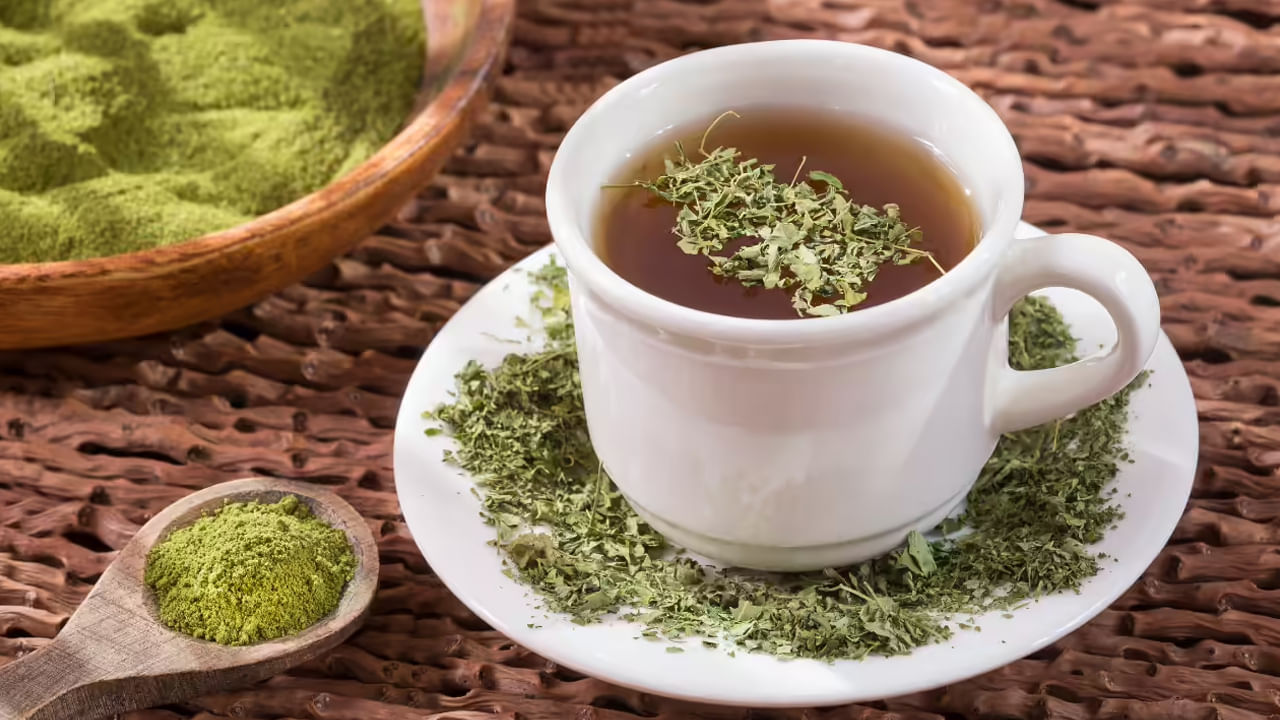 మునగాకు నీరు జీవక్రియను మెరుగుపరుస్తుంది. తినాలన్న కోరికను తగ్గించడం ద్వారా బరువు తగ్గడానికి సహాయపడుతుంది. ఇది రక్తంలో చక్కెర స్థాయిలను నియంత్రిస్తుంది. డయాబెటిక్ రోగులకు, ప్రీ డయాబెటిక్ లక్షణాలను ఎదుర్కొంటున్నవారికి ప్రయోజనకరంగా ఉంటుంది.