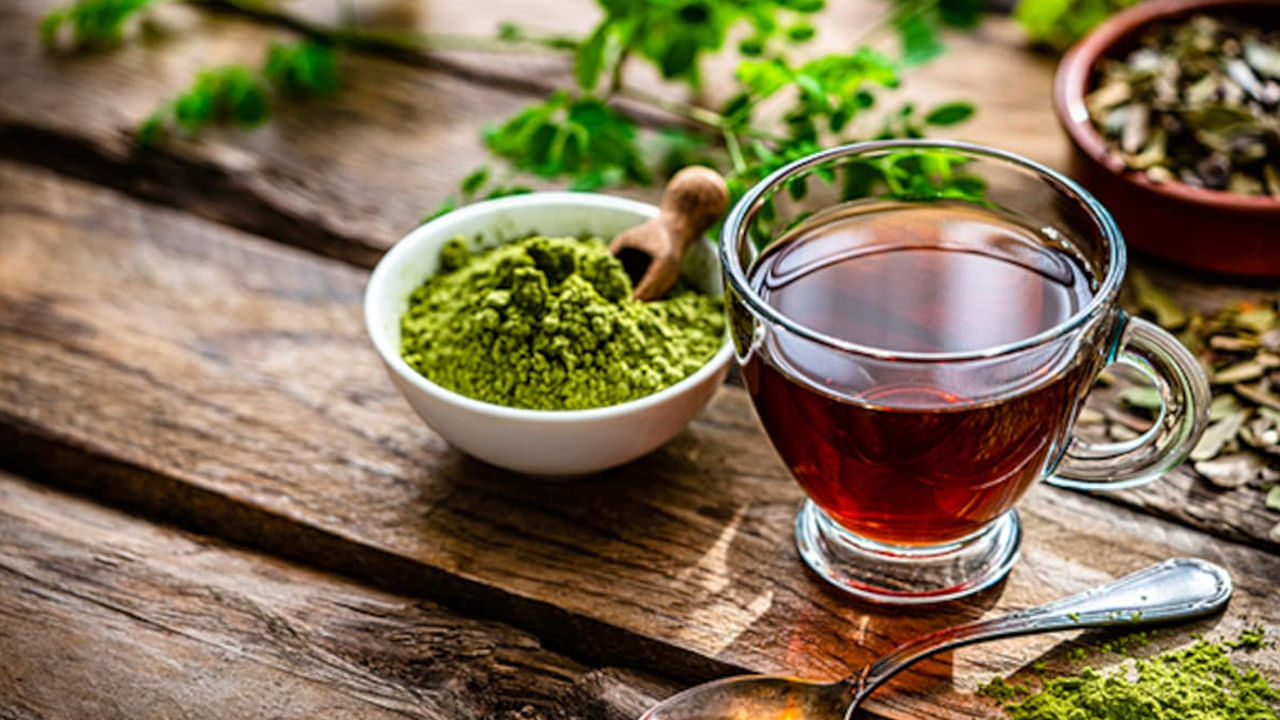 మునగాకులోని నేచురల్ డిటాక్సిఫైయింగ్ గుణాలు కాలేయం, మూత్రపిండాల పనితీరుకు సహాయపడతాయి. శరీరాన్ని నిర్విషీకరణ చేస్తాయి. శక్తి స్థాయిలను పెంచుతాయి. థైరాయిడ్‌ను రెగ్యులేట్ చేసే న్యాచురల్ మెడిసిన్ మునగాకు.